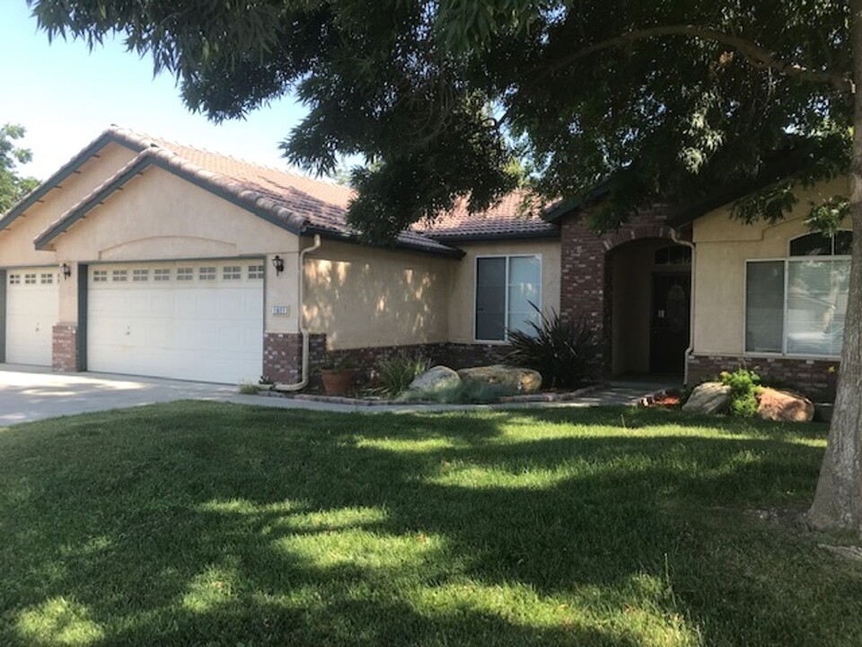 1027 W Orange St in Hanford, CA - Building Photo