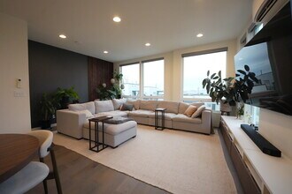 2064 SW Charlestown St in Seattle, WA - Foto de edificio - Building Photo