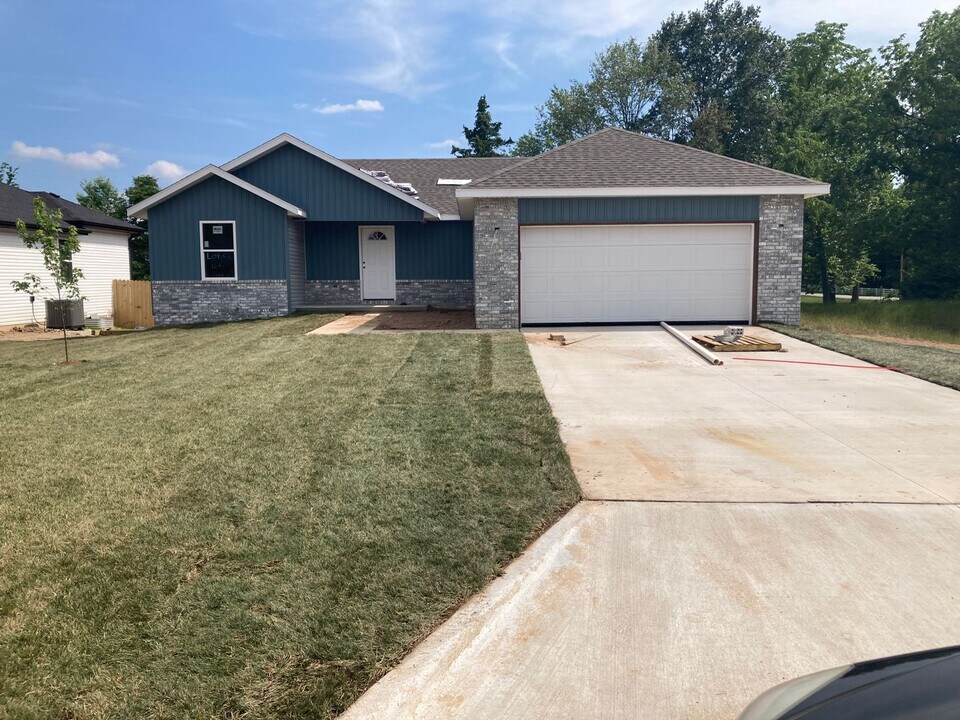 115 E Rosalie St in Strafford, MO - Building Photo