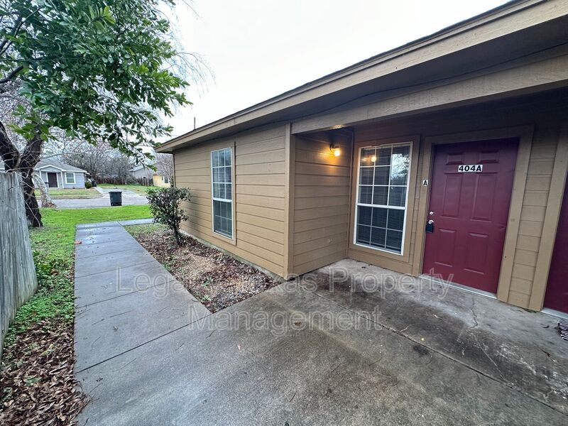 404 S Anglin St in Cleburne, TX - Building Photo