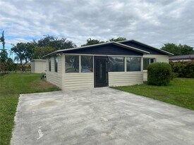 746 NW 3rd St in Florida City, FL - Building Photo