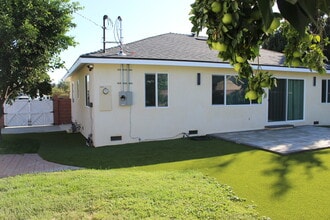 20801 Bassett St in Winnetka, CA - Foto de edificio - Building Photo