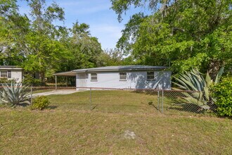 2304 Miss Muffet Ln W in Jacksonville, FL - Building Photo - Building Photo