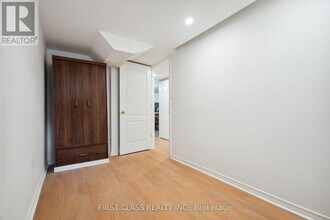 5554 Churchill Meadows Blvd in Mississauga, ON - Building Photo - Building Photo