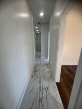 91-04 43rd Ave in Queens, NY - Foto de edificio - Building Photo