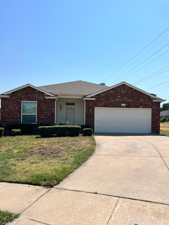 1101 Roundhouse Dr in Saginaw, TX - Building Photo