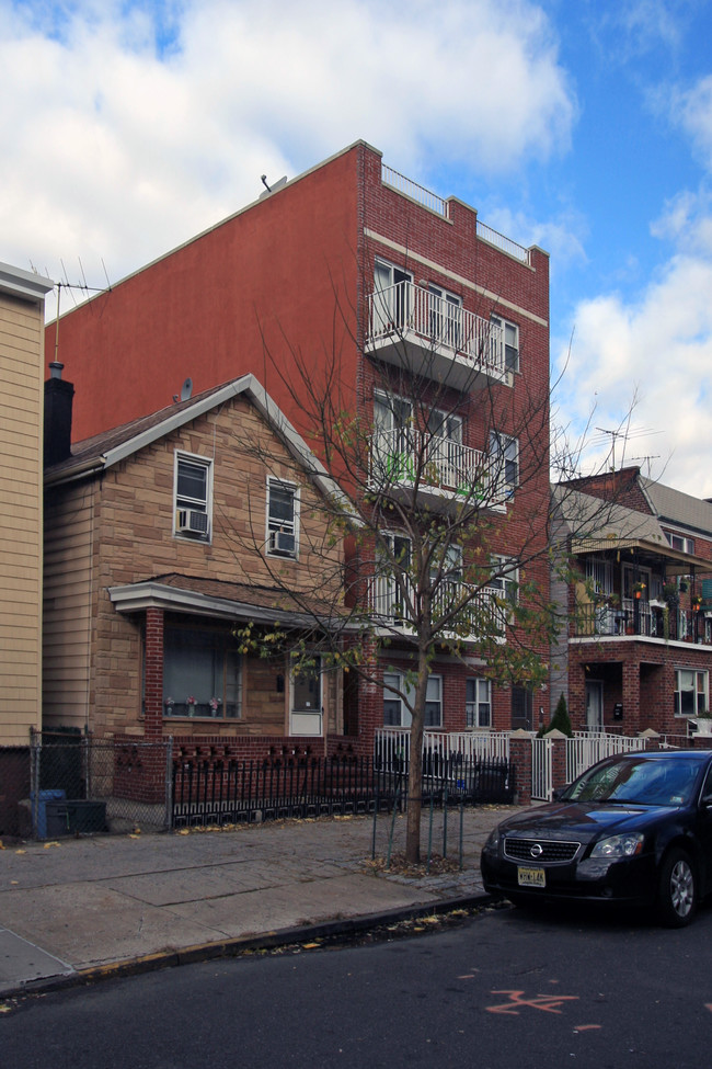 30-22 32nd St in Long Island City, NY - Foto de edificio - Building Photo