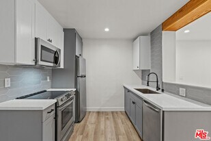 6350 Willoughby Ave in Los Angeles, CA - Building Photo