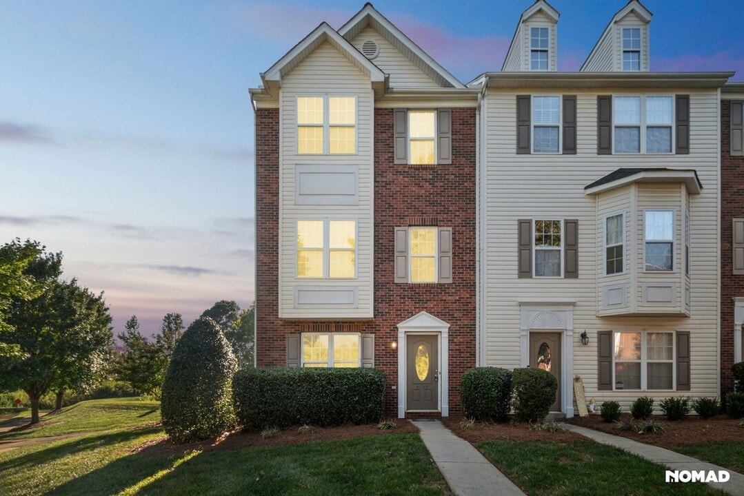 9107 Washam Potts Rd in Cornelius, NC - Building Photo