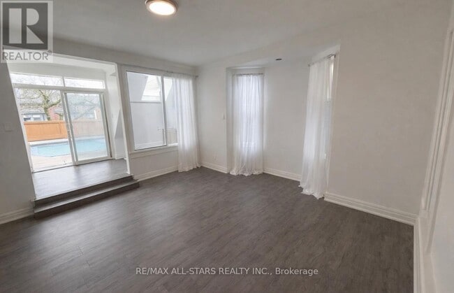 1918 A Queen St E in Toronto, ON - Building Photo - Building Photo