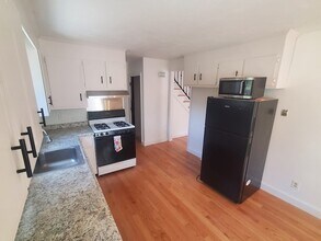 133 Ashcroft St, Unit 1 in Dedham, MA - Building Photo - Building Photo