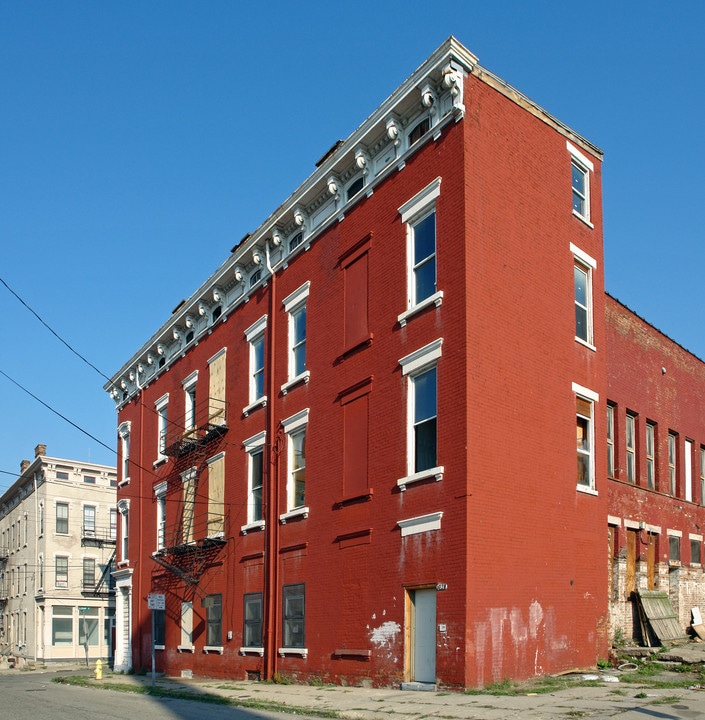 1900 Colerain Ave in Cincinnati, OH - Building Photo