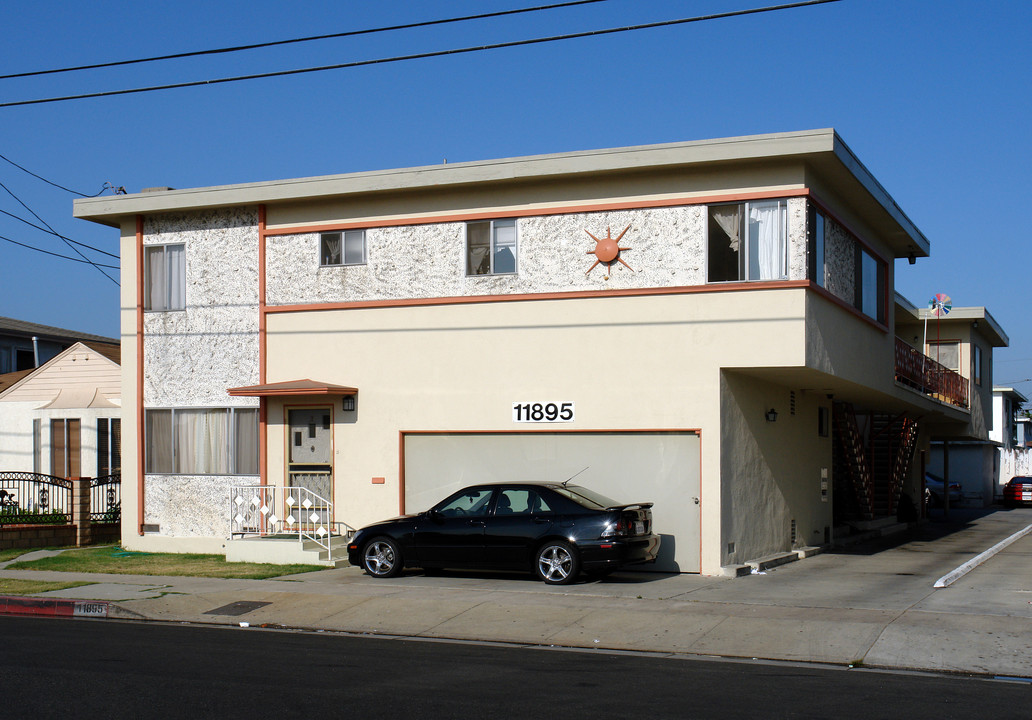 11895 Grevillea Ave in Hawthorne, CA - Foto de edificio