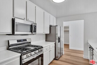 2050 S Bentley Ave in Los Angeles, CA - Building Photo - Building Photo