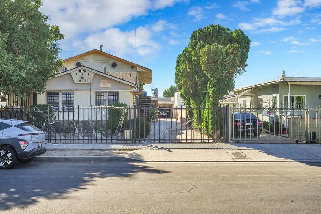 11934 Runnymede St in Los Angeles, CA - Building Photo