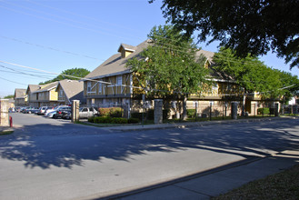 Stone Manor Apartments in Dallas, TX - Building Photo - Building Photo