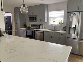 6829 NW 12th St in Plantation, FL - Building Photo - Building Photo