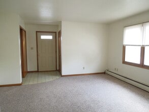 227 Plymouth St, Unit 5 in Le Mars, IA - Building Photo - Building Photo