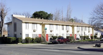 Oak Avenue Apartments in Woodland, CA - Building Photo