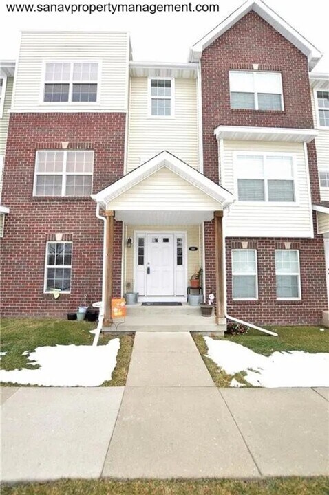 9160 Greenspire Dr in West Des Moines, IA - Building Photo