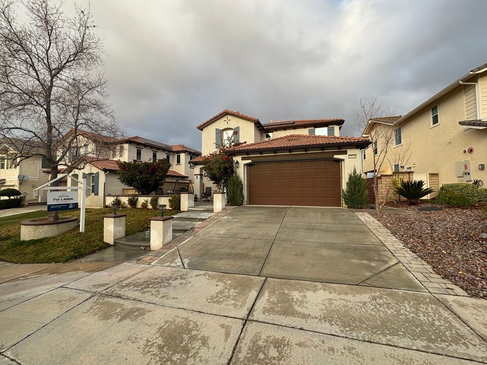 29046 Sterling Ln in Santa Clarita, CA - Building Photo