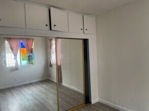 674 E 115th St in Los Angeles, CA - Building Photo - Building Photo