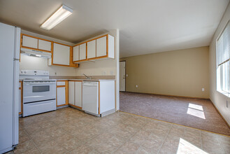 Quail Hollow Apartments in Banks, OR - Building Photo - Building Photo