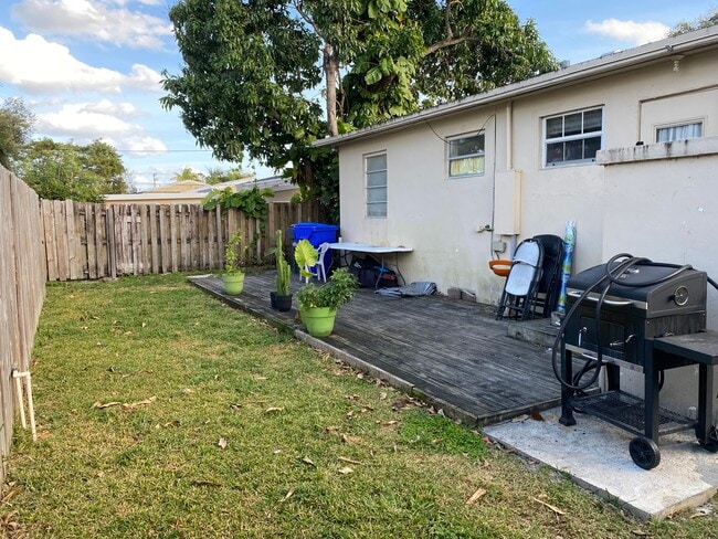 2435 McKinley St in Hollywood, FL - Building Photo - Building Photo