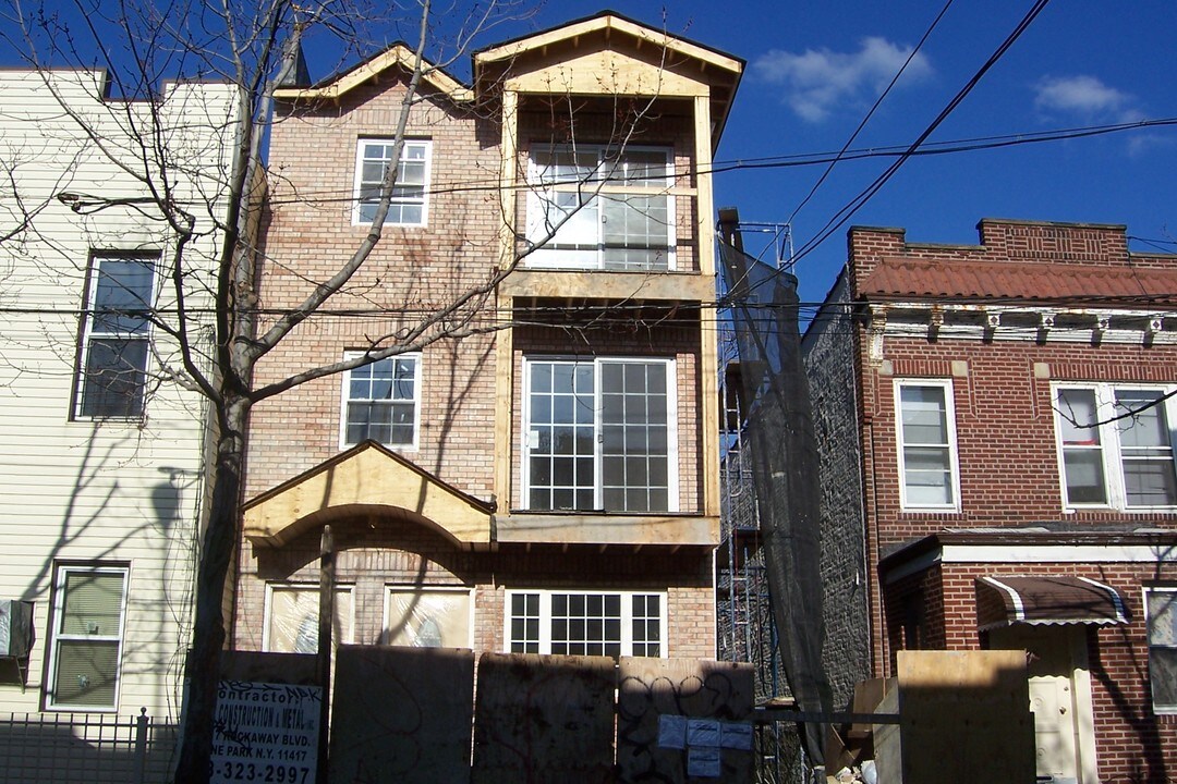 16-59 Norman St in Flushing, NY - Building Photo