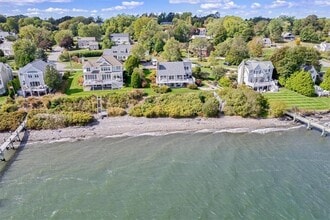 90 Macomber Ln in Portsmouth, RI - Foto de edificio - Building Photo