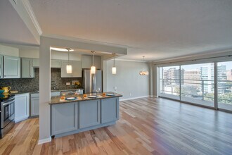 4545 Wornall Rd, Unit 1101 in Kansas City, MO - Building Photo - Building Photo
