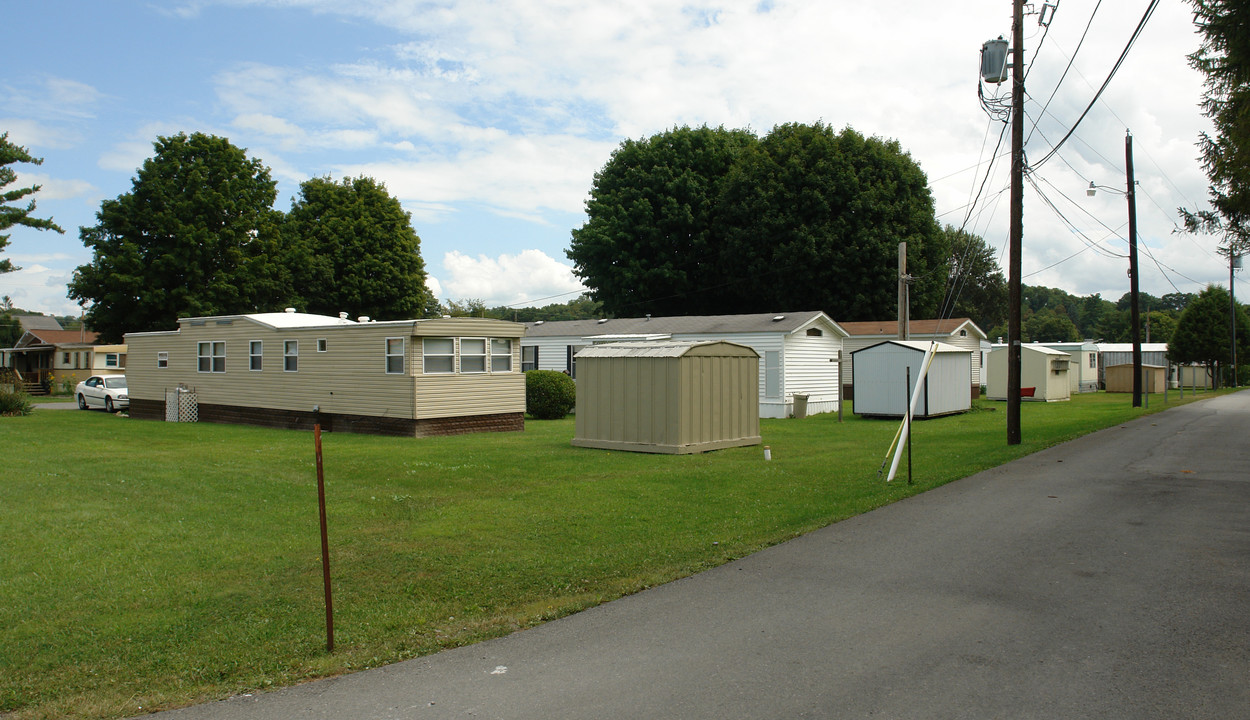 300 Seneca Trl in Ronceverte, WV - Foto de edificio