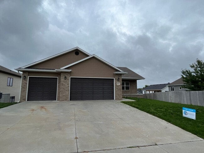 8020 Renatta Dr in Lincoln, NE - Building Photo - Building Photo