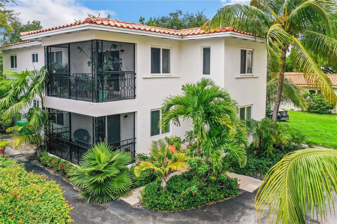 2720 S Le Jeune Rd in Coral Gables, FL - Building Photo