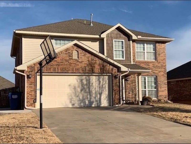 611 W Shadow Ridge Way in Mustang, OK - Foto de edificio