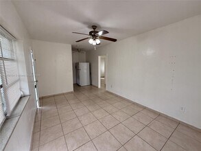 1942 NE 172nd St-Unit -1942 in North Miami Beach, FL - Foto de edificio - Building Photo