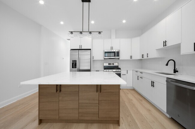 70 E Pershing Rd in Chicago, IL - Building Photo - Building Photo