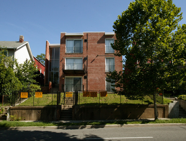 585 Columbia Rd NW in Washington, DC - Building Photo - Building Photo