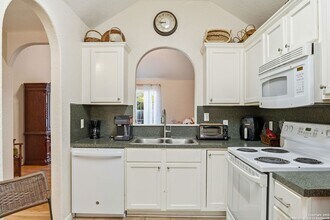 1150 Green Hill Dr in Canyon Lake, TX - Foto de edificio - Building Photo