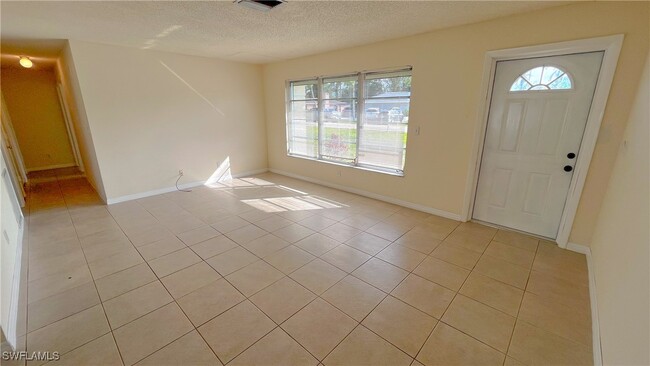 2325 Kent Ave in Ft. Myers, FL - Building Photo - Building Photo