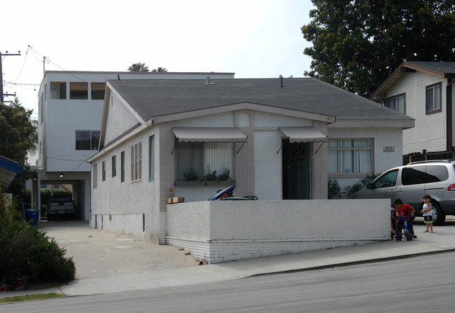 57-61 N Kalorama St in Ventura, CA - Building Photo - Building Photo