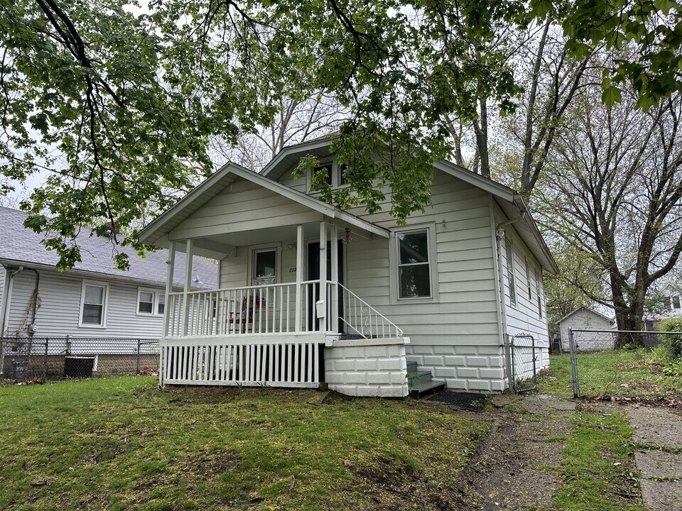 2221 N Ellis St in Peoria, IL - Building Photo