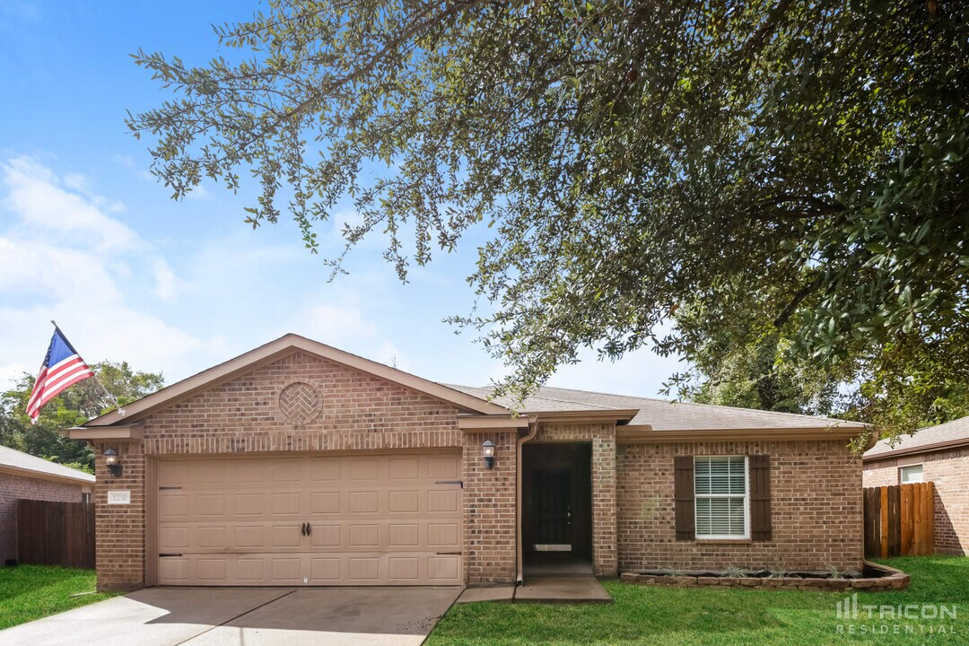 12230 Estelle Ln in Pinehurst, TX - Building Photo