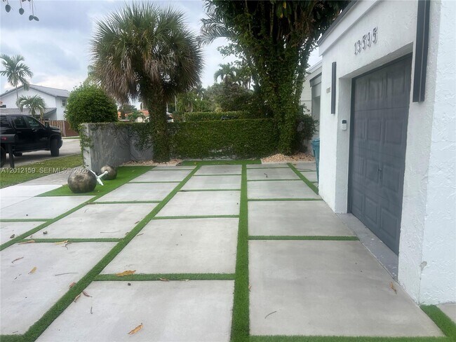 13595 SW 99th St in Miami, FL - Building Photo - Building Photo