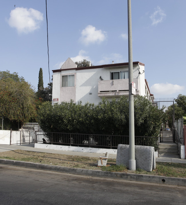 646 N Westmoreland Ave in Los Angeles, CA - Foto de edificio - Building Photo