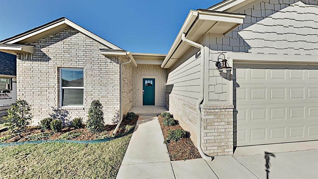1929 Sara Vista Dr in Yukon, OK - Building Photo