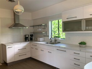 6911 Sunrise Pl in Coral Gables, FL - Building Photo - Building Photo