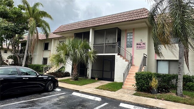 413 Lakeview Dr in Weston, FL - Building Photo - Building Photo