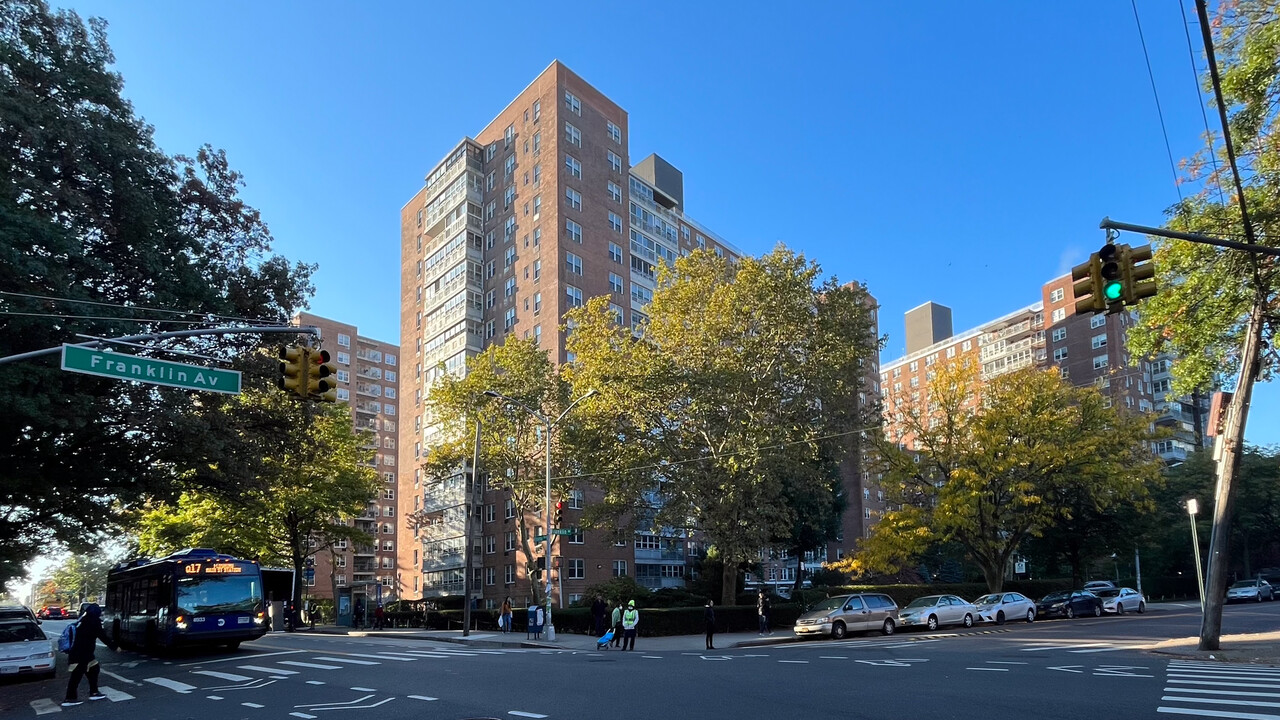 Carlyle Skyline Towers in Flushing, NY - Building Photo