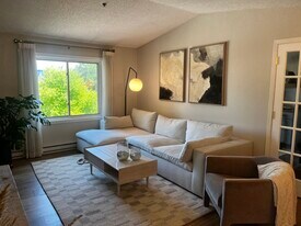 2100 Ridge Dr in Minneapolis, MN - Building Photo